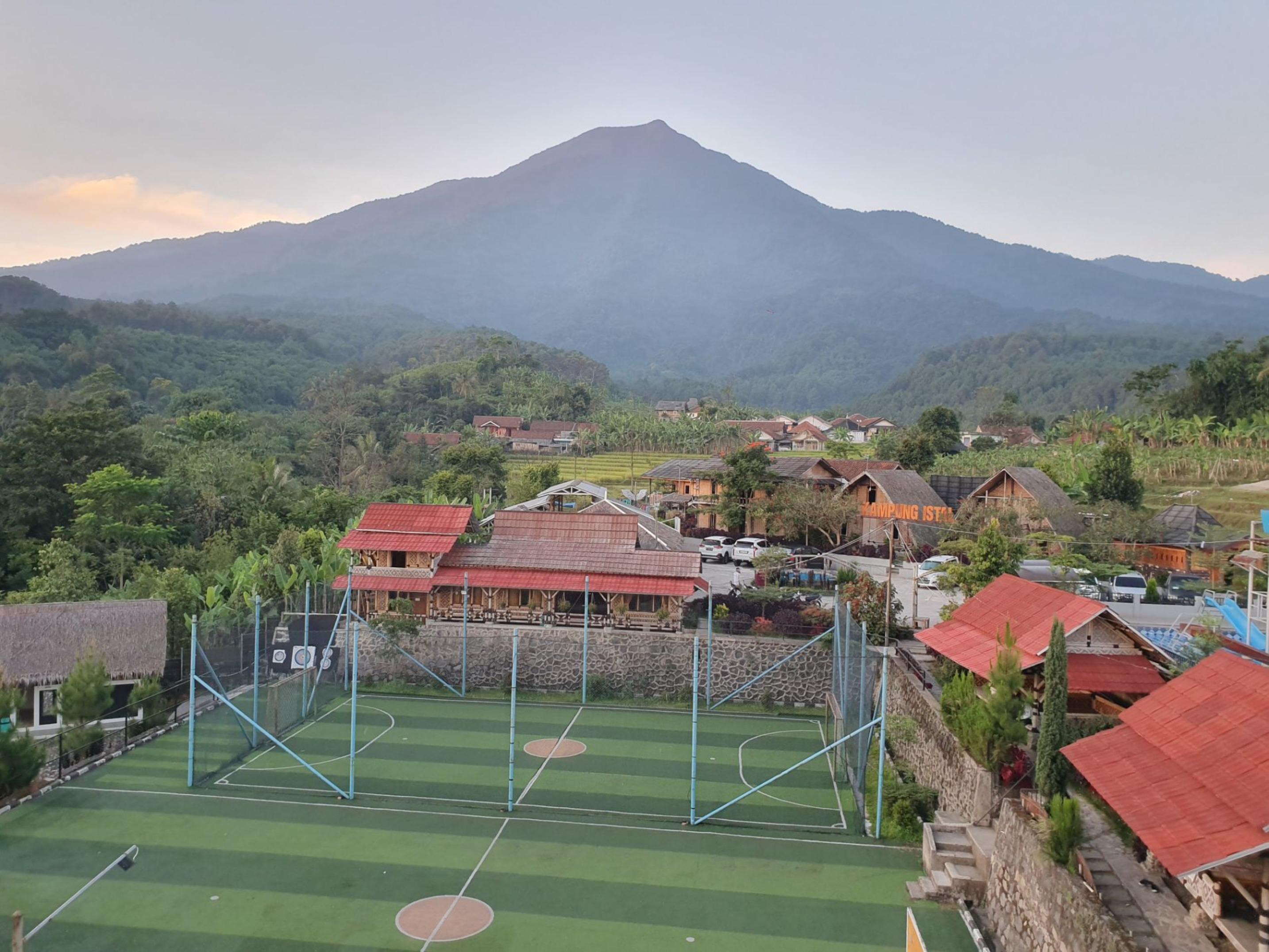 Kampung Istal Bogor Hotel Bagian luar foto